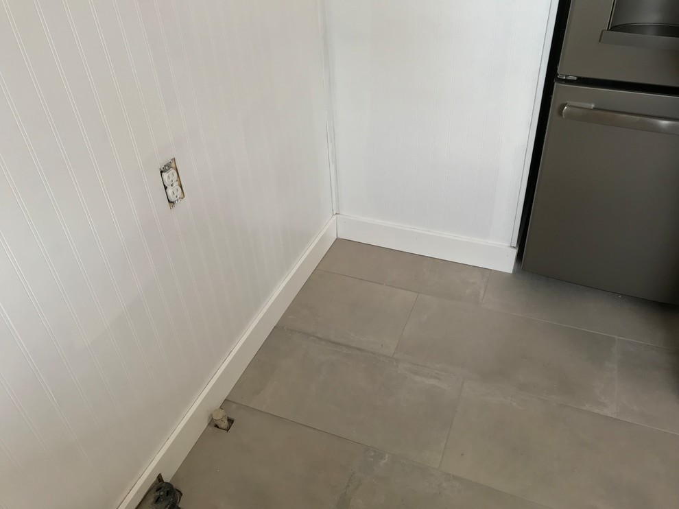 Exempel på ett mellanstort modernt grå grått kök, med en undermonterad diskho, släta luckor, vita skåp, bänkskiva i kvarts, stänkskydd med metallisk yta, stänkskydd i glaskakel, färgglada vitvaror, klinkergolv i porslin, en köksö och grått golv