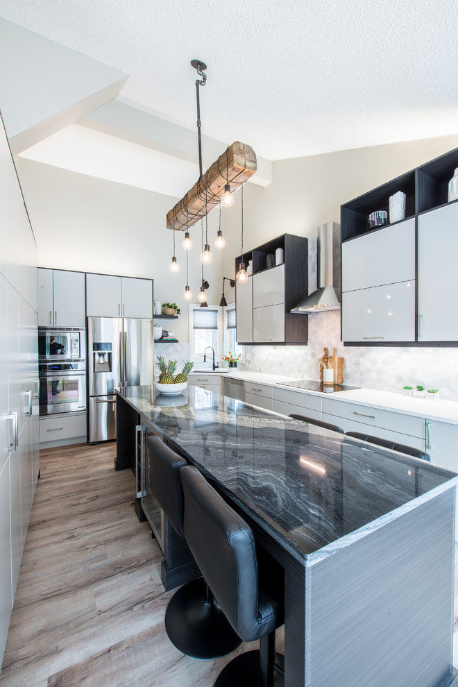 Exempel på ett mellanstort klassiskt flerfärgad flerfärgat kök, med en undermonterad diskho, släta luckor, beige skåp, granitbänkskiva, grått stänkskydd, stänkskydd i marmor, rostfria vitvaror, vinylgolv, en köksö och flerfärgat golv