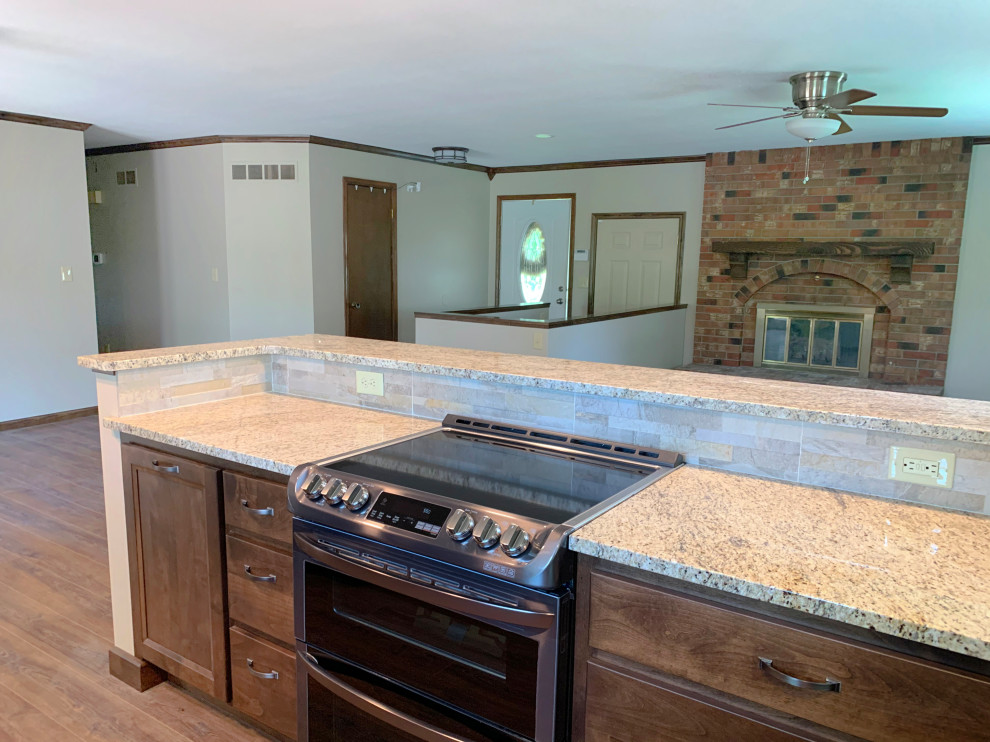 Idéer för att renovera ett mellanstort funkis vit vitt kök, med skåp i shakerstil, skåp i mörkt trä, granitbänkskiva, flerfärgad stänkskydd, stänkskydd i stenkakel, rostfria vitvaror, ljust trägolv och brunt golv