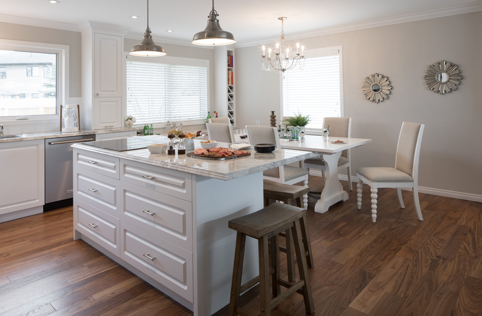 Idéer för ett mellanstort klassiskt grå kök, med en undermonterad diskho, luckor med upphöjd panel, vita skåp, bänkskiva i kvartsit, vitt stänkskydd, stänkskydd i keramik, rostfria vitvaror, mellanmörkt trägolv, en köksö och brunt golv