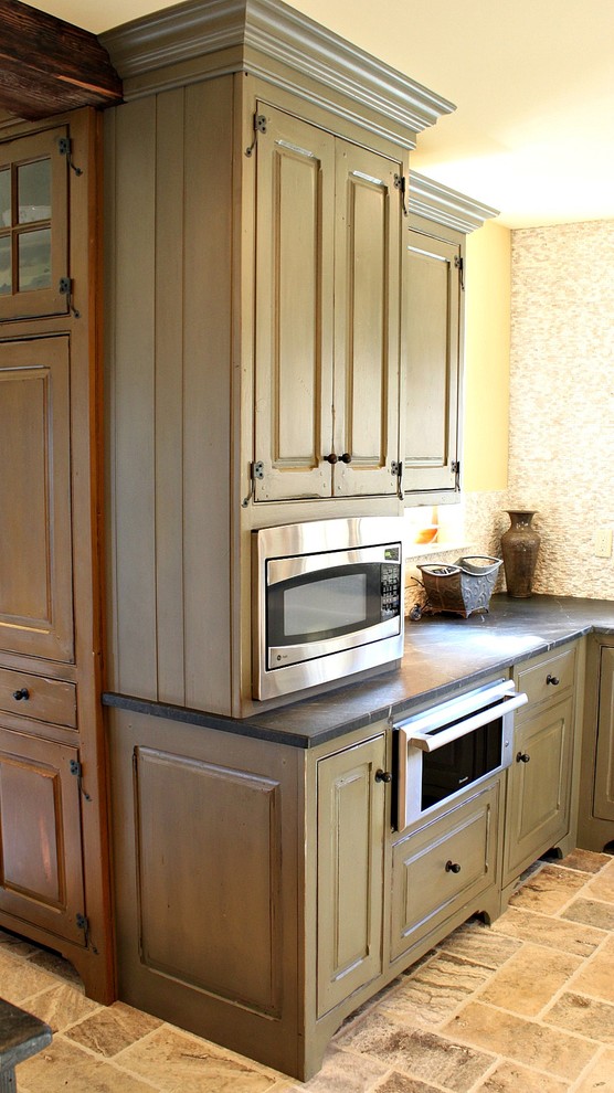 Esempio di una cucina chic di medie dimensioni con lavello stile country, ante a filo, ante con finitura invecchiata, top in saponaria e elettrodomestici in acciaio inossidabile