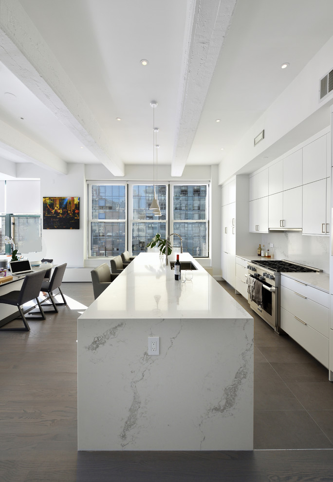 Foto di una cucina moderna con lavello sottopiano, ante lisce, ante bianche, paraspruzzi bianco, elettrodomestici in acciaio inossidabile e pavimento grigio