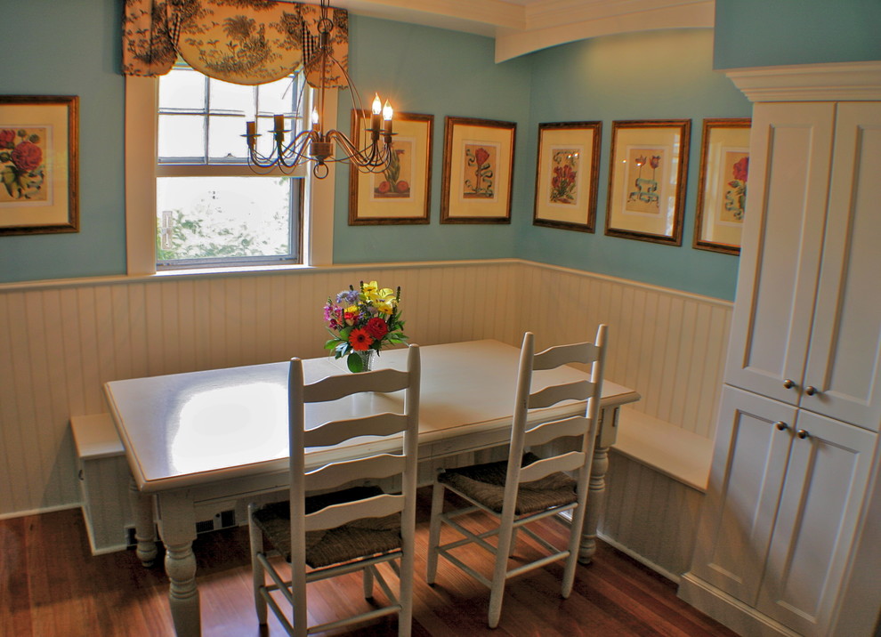 Klassische Wohnküche mit Schrankfronten mit vertiefter Füllung und weißen Schränken in Boston