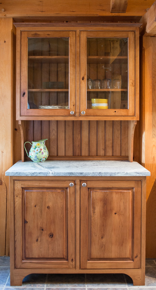 Inredning av ett rustikt stort kök, med en rustik diskho, luckor med profilerade fronter, skåp i slitet trä, träbänkskiva, rostfria vitvaror och en köksö