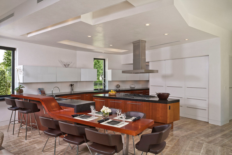 Moderne Küche in L-Form mit flächenbündigen Schrankfronten, weißen Schränken und Halbinsel in Houston
