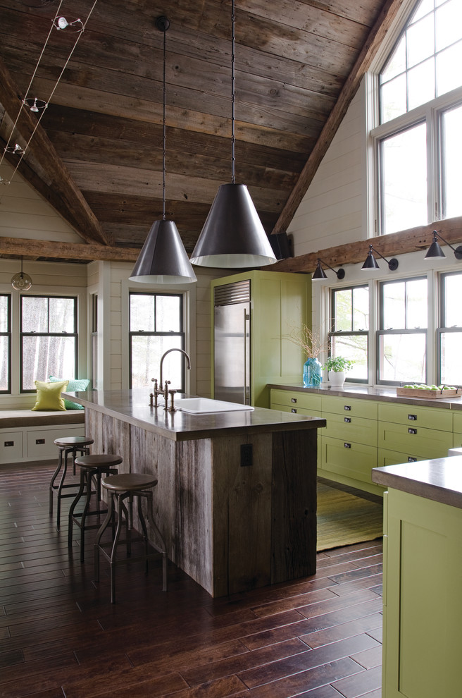 Idéer för att renovera ett stort funkis kök, med rostfria vitvaror, gröna skåp, en enkel diskho, luckor med infälld panel, bänkskiva i koppar, mörkt trägolv och en köksö
