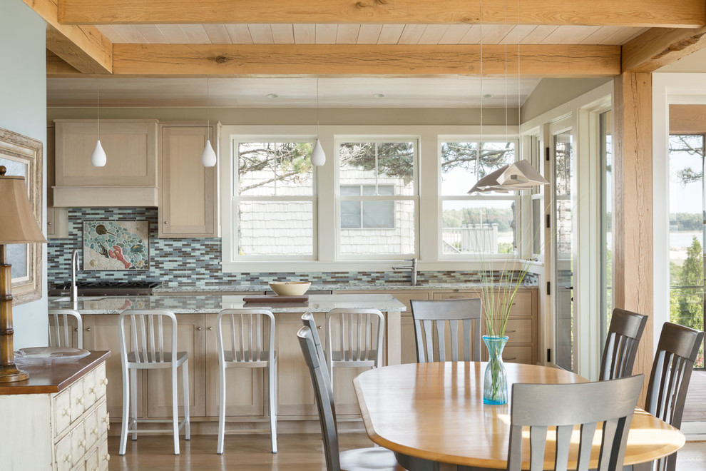 Klassische Wohnküche mit Kücheninsel, Schrankfronten im Shaker-Stil, hellen Holzschränken, bunter Rückwand, Rückwand aus Mosaikfliesen, hellem Holzboden und beigem Boden in Portland Maine