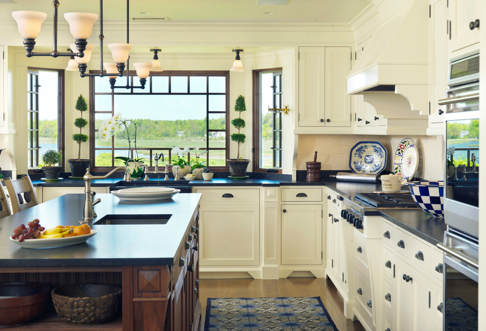 Foto di una cucina stile marinaro con lavello sottopiano, ante beige, paraspruzzi beige e paraspruzzi con piastrelle diamantate