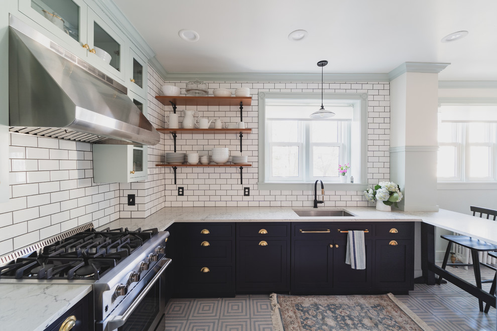 Idéer för avskilda, mellanstora vintage vitt l-kök, med en undermonterad diskho, luckor med infälld panel, svarta skåp, bänkskiva i kvarts, vitt stänkskydd, stänkskydd i keramik, rostfria vitvaror, målat trägolv, en halv köksö och blått golv