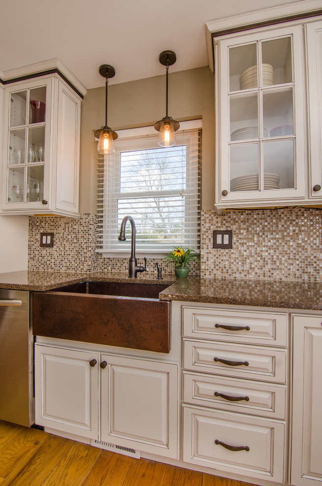 Exempel på ett mellanstort lantligt kök, med en rustik diskho, luckor med upphöjd panel, vita skåp, granitbänkskiva, flerfärgad stänkskydd, rostfria vitvaror, ljust trägolv, stänkskydd i mosaik och beiget golv