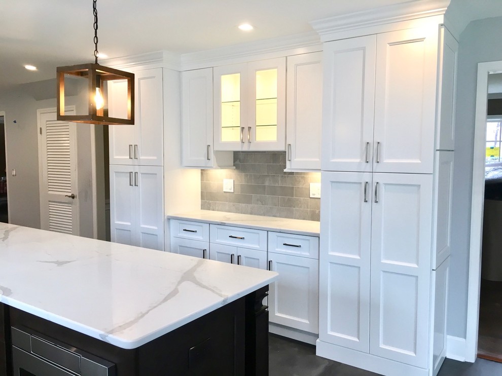 Foto di una cucina minimalista con lavello stile country, paraspruzzi grigio, paraspruzzi con piastrelle di vetro, pavimento grigio e top multicolore