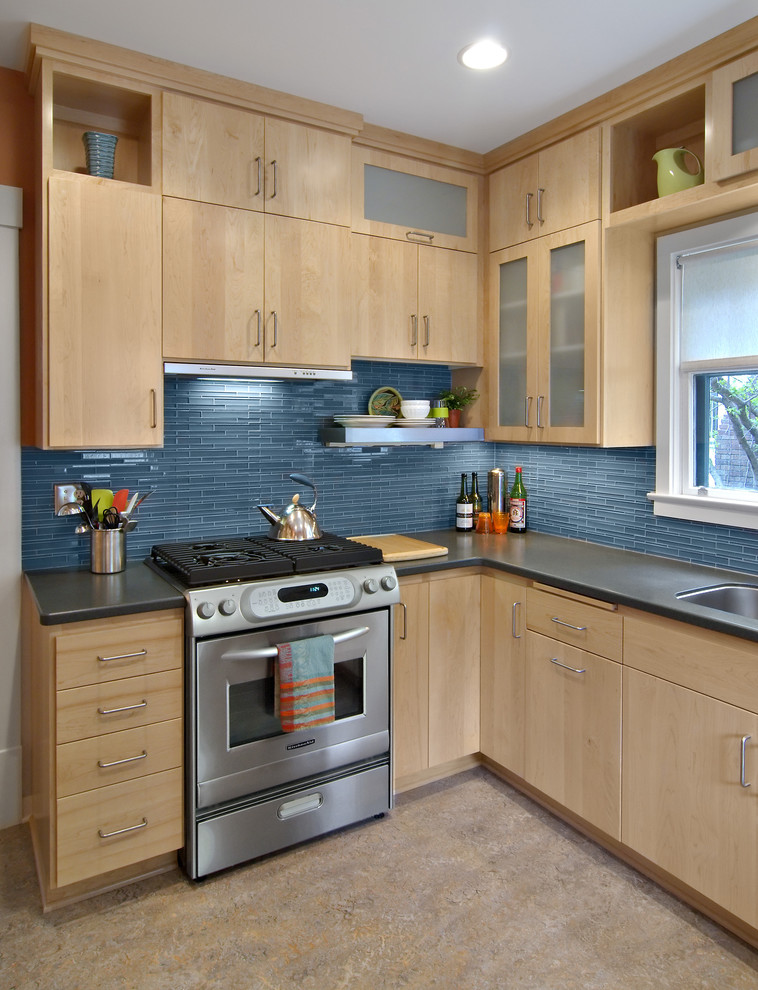 На фото: кухня в современном стиле с врезной мойкой, синим фартуком, фартуком из удлиненной плитки и красивой плиткой с