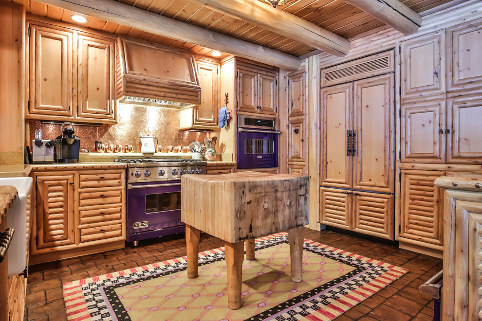 Idéer för att renovera ett rustikt kök, med en rustik diskho, skåp i ljust trä, träbänkskiva, brunt stänkskydd, stänkskydd i metallkakel, integrerade vitvaror, en köksö och brunt golv