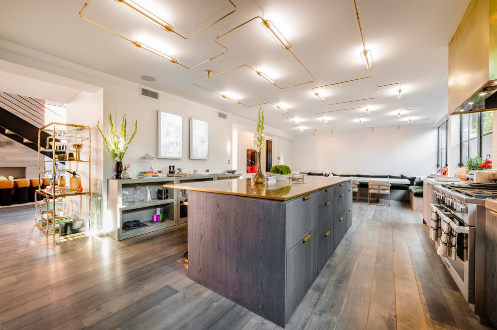 Geräumige Moderne Küche mit Küchenrückwand in Weiß, Kücheninsel, flächenbündigen Schrankfronten, grauen Schränken, Kupfer-Arbeitsplatte, grauem Boden und braunem Holzboden in Los Angeles