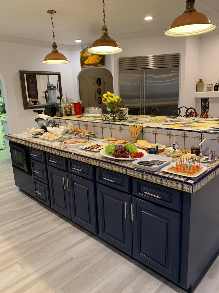 Idéer för att renovera ett stort flerfärgad flerfärgat kök, med luckor med upphöjd panel, blå skåp, kaklad bänkskiva, flerfärgad stänkskydd, stänkskydd i porslinskakel, rostfria vitvaror, vinylgolv, en köksö och grått golv