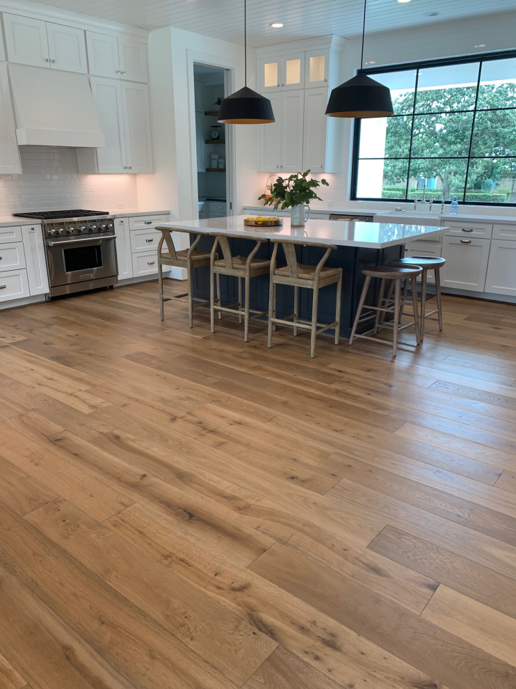 Esempio di una cucina minimal con pavimento in legno massello medio e pavimento beige