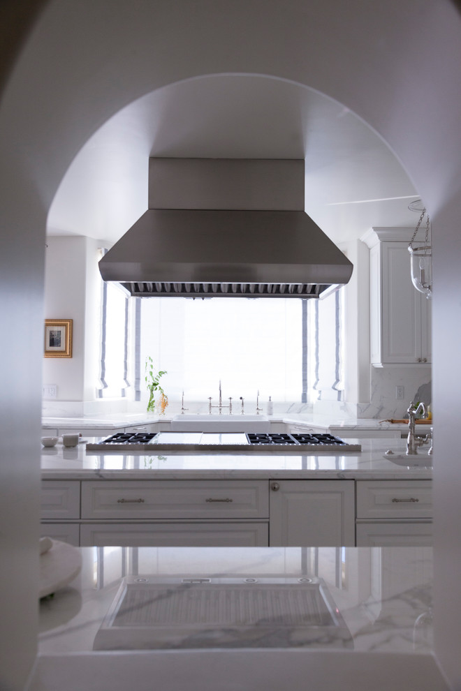 Inspiration för ett avskilt, stort vintage kök, med en rustik diskho, luckor med profilerade fronter, vita skåp, marmorbänkskiva, vitt stänkskydd, stänkskydd i marmor, rostfria vitvaror, marmorgolv, en köksö och vitt golv