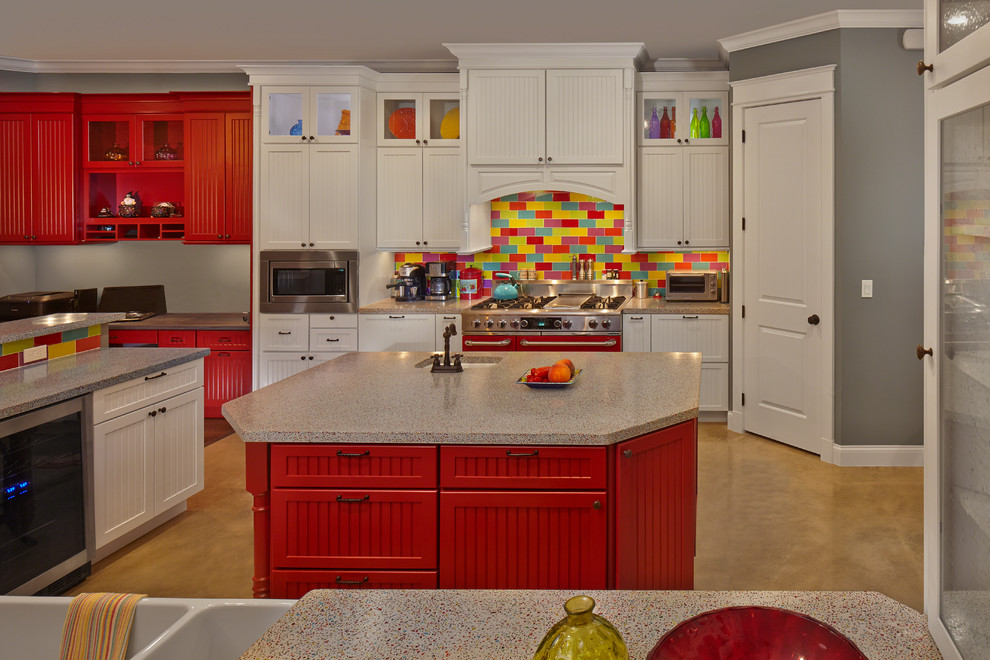 Свежая идея для дизайна: п-образная кухня среднего размера в стиле фьюжн с фасадами с филенкой типа жалюзи, красными фасадами, разноцветным фартуком и островом - отличное фото интерьера