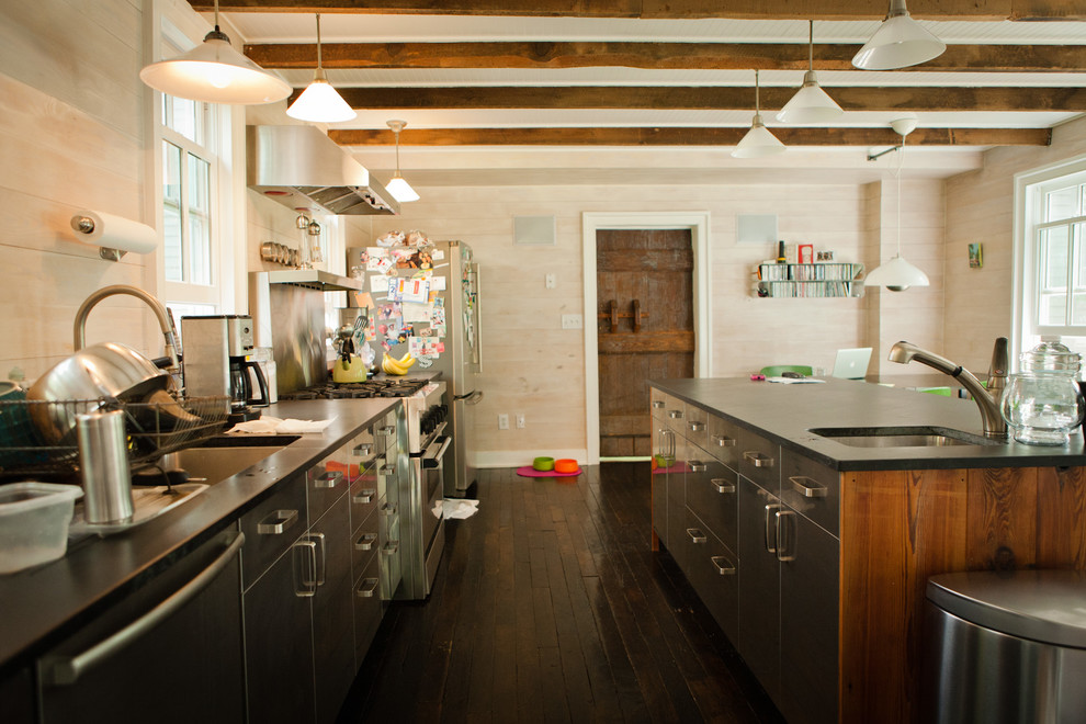 Foto på ett funkis kök, med rostfria vitvaror