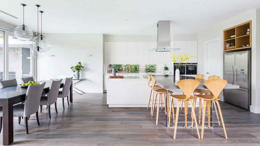 Mittelgroße Moderne Wohnküche in L-Form mit flächenbündigen Schrankfronten, weißen Schränken, Küchengeräten aus Edelstahl, dunklem Holzboden und Kücheninsel in Melbourne