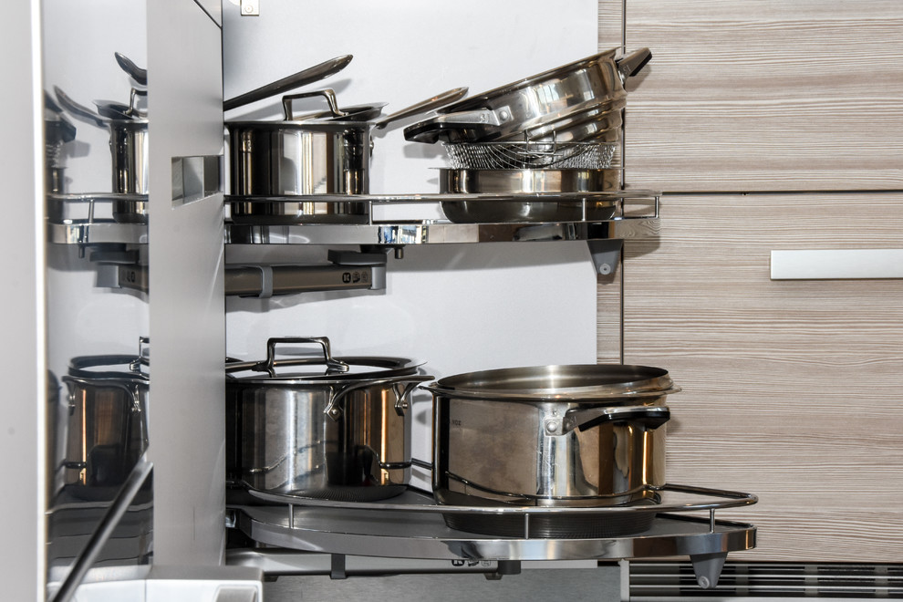 Exempel på ett mellanstort modernt kök, med en undermonterad diskho, släta luckor, vita skåp, bänkskiva i koppar, vita vitvaror, ljust trägolv och en köksö