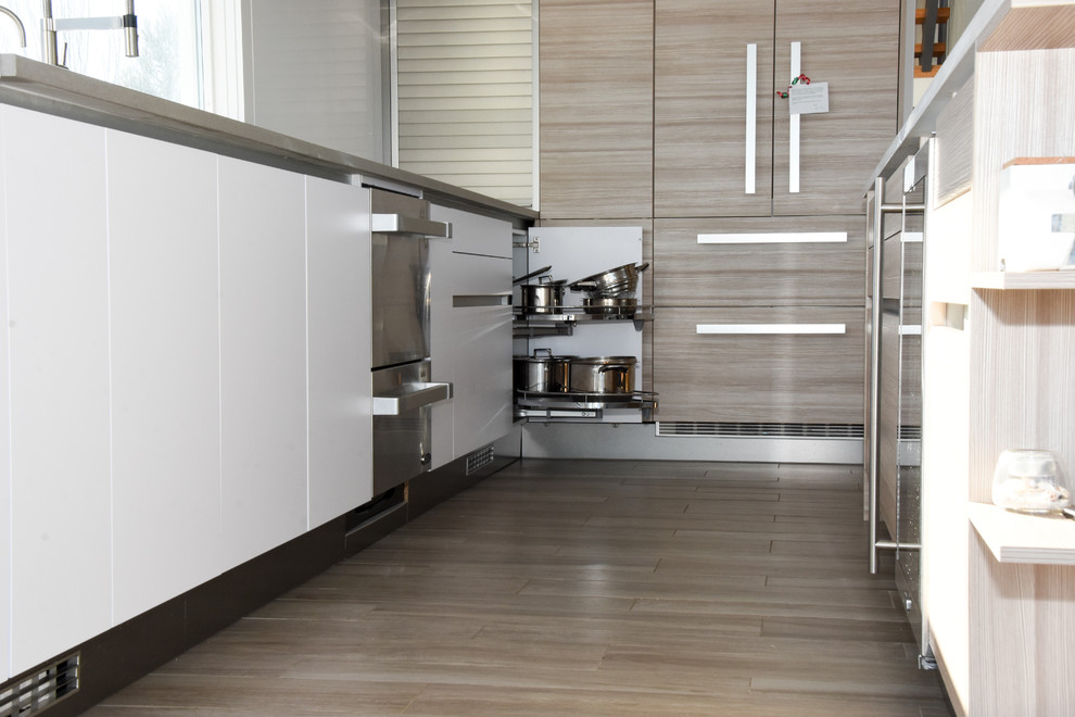 Modern inredning av ett mellanstort kök, med en undermonterad diskho, släta luckor, vita skåp, bänkskiva i koppar, vita vitvaror, ljust trägolv och en köksö