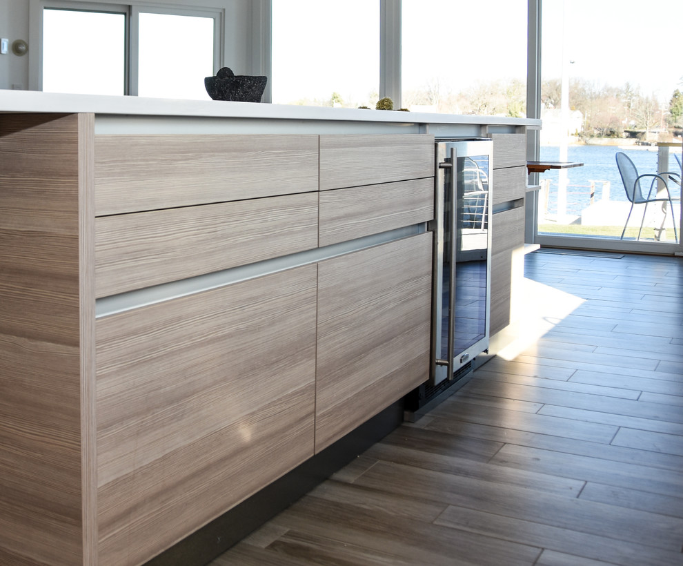 Esempio di una cucina moderna di medie dimensioni con lavello sottopiano, ante lisce, ante bianche, top in superficie solida, elettrodomestici bianchi e parquet chiaro