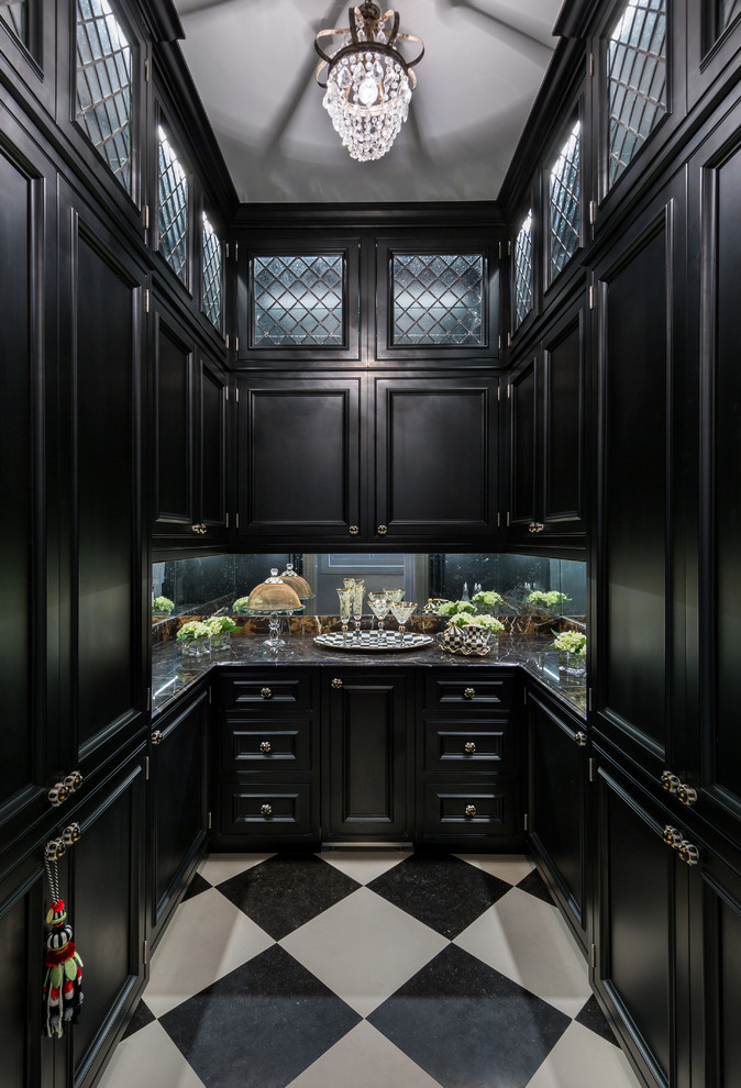 Exempel på ett avskilt, litet klassiskt u-kök, med luckor med infälld panel, svarta skåp, granitbänkskiva, spegel som stänkskydd och vinylgolv