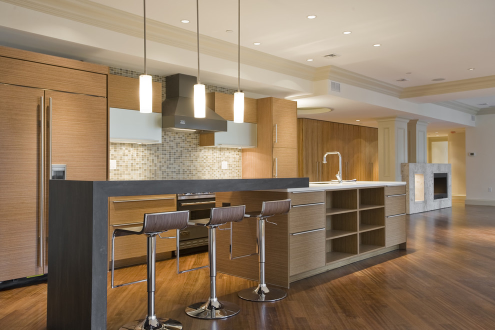 Пример оригинального дизайна: параллельная кухня-гостиная в современном стиле с плоскими фасадами, фасадами цвета дерева среднего тона, разноцветным фартуком и фартуком из плитки мозаики