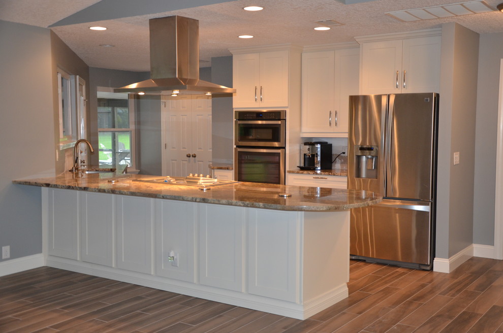 Exempel på ett klassiskt kök, med en undermonterad diskho, skåp i shakerstil, vita skåp, granitbänkskiva, rostfria vitvaror, klinkergolv i keramik och en köksö