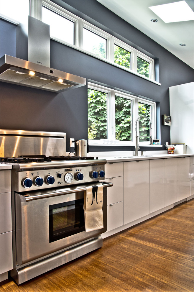 Moderne Küche mit Küchengeräten aus Edelstahl in Vancouver