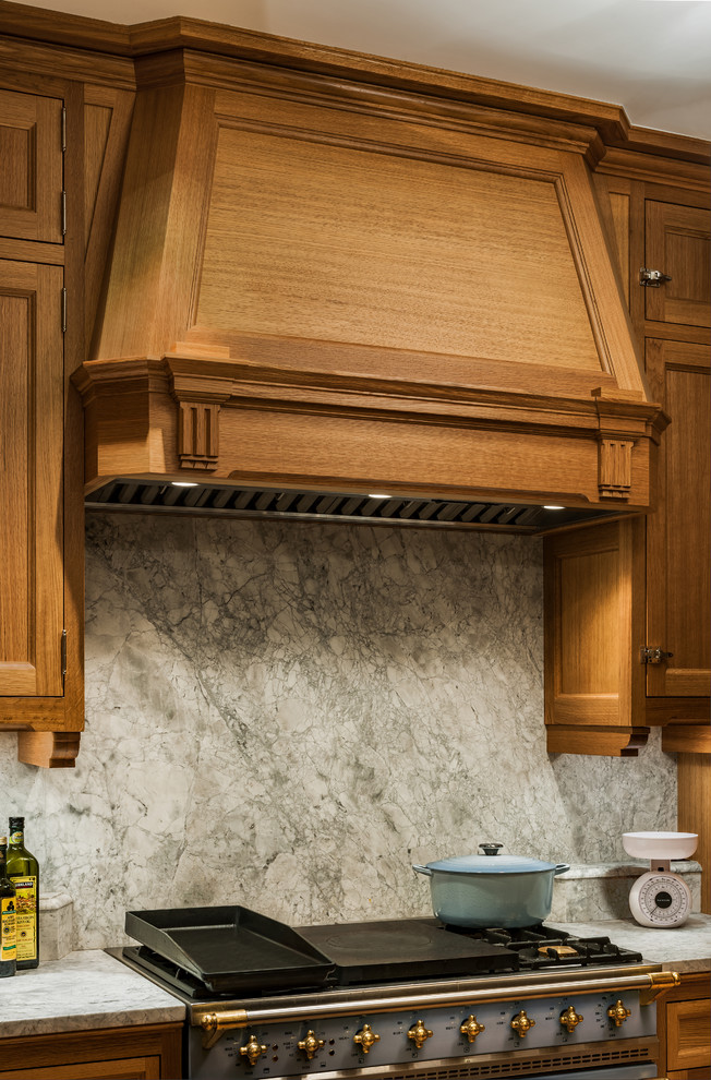 Foto di una cucina a L vittoriana chiusa con ante lisce, ante in legno scuro, top in quarzite, paraspruzzi bianco, paraspruzzi in marmo e elettrodomestici da incasso