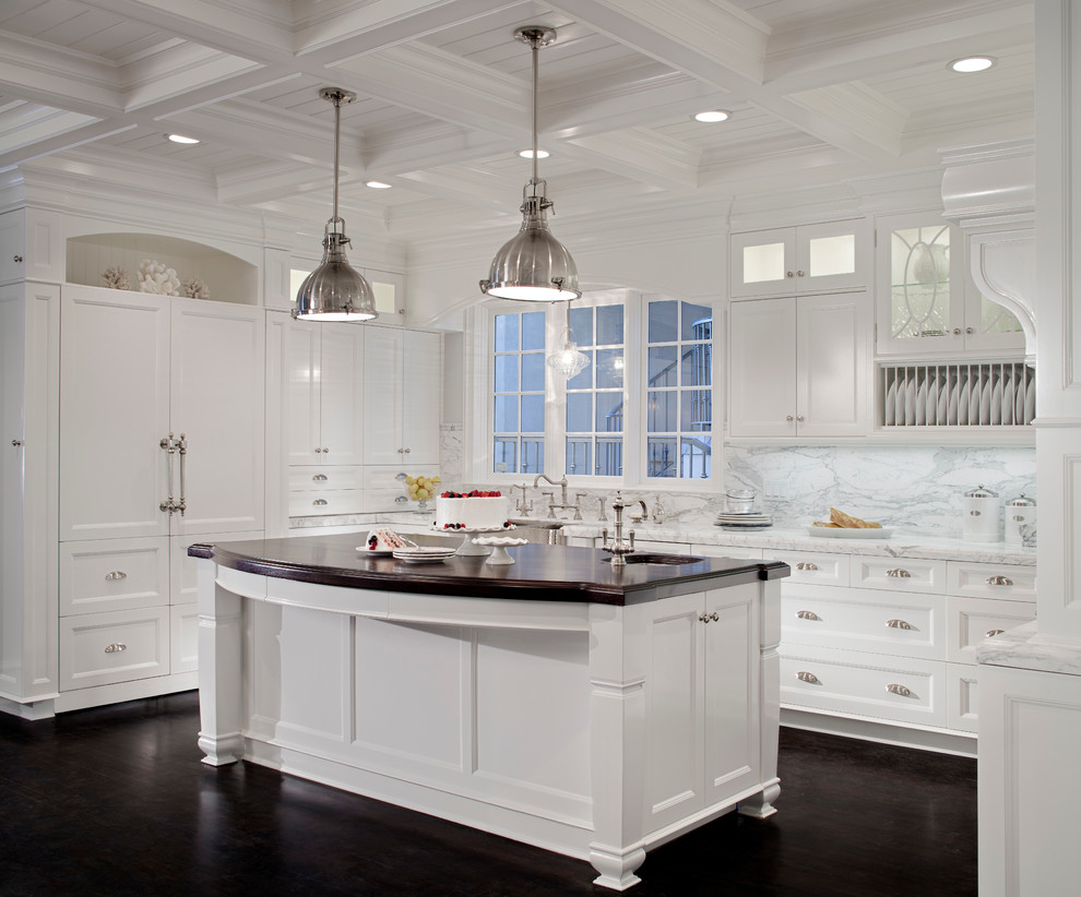 Inredning av ett klassiskt mellanstort kök, med en rustik diskho, luckor med infälld panel, vita skåp, marmorbänkskiva, grått stänkskydd, stänkskydd i mosaik, färgglada vitvaror och en köksö