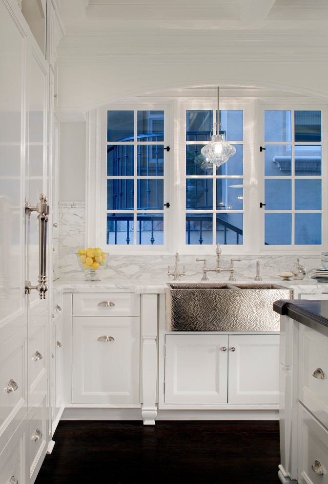 Example of a mid-sized classic u-shaped eat-in kitchen design in Los Angeles with a farmhouse sink, recessed-panel cabinets, white cabinets, marble countertops, gray backsplash, mosaic tile backsplash, colored appliances and an island