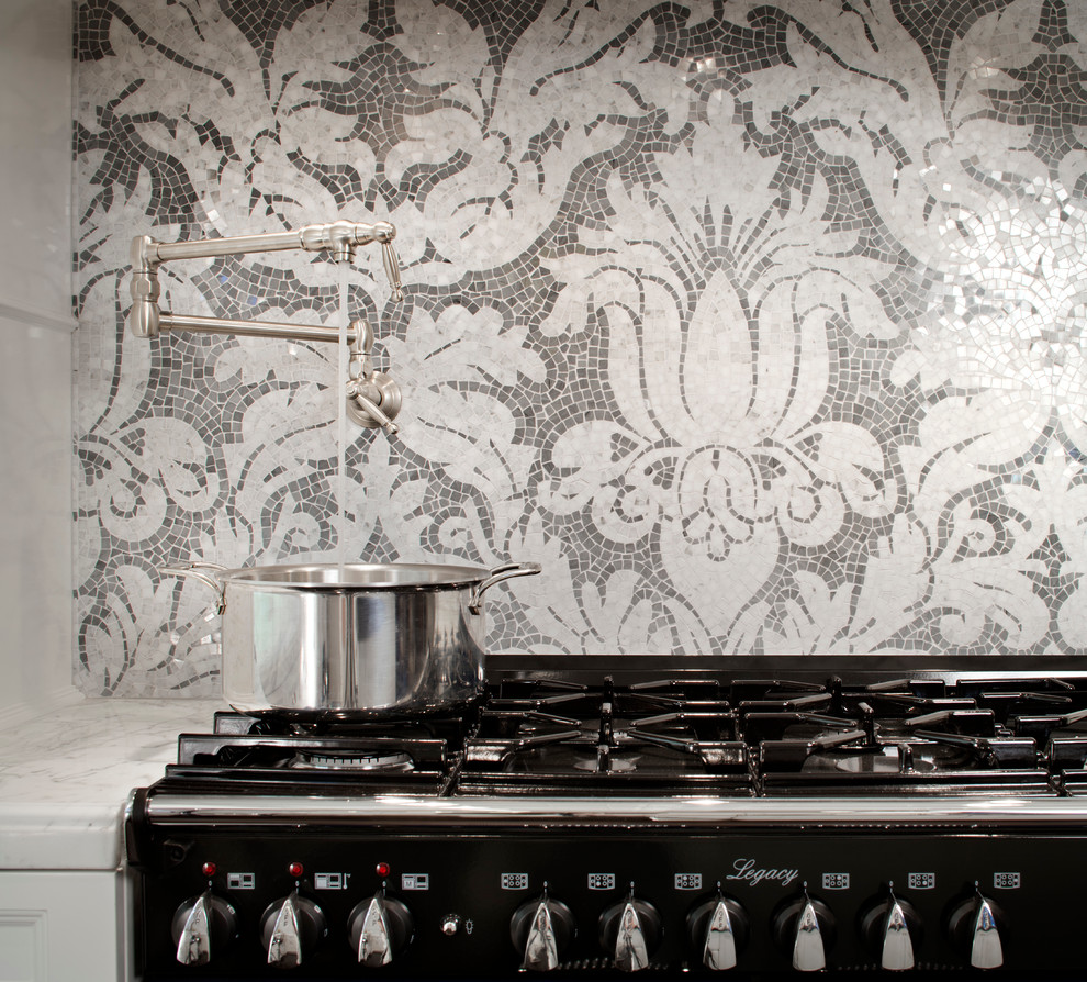 Foto på ett mellanstort vintage kök, med en rustik diskho, luckor med infälld panel, vita skåp, marmorbänkskiva, grått stänkskydd, stänkskydd i mosaik, färgglada vitvaror och en köksö