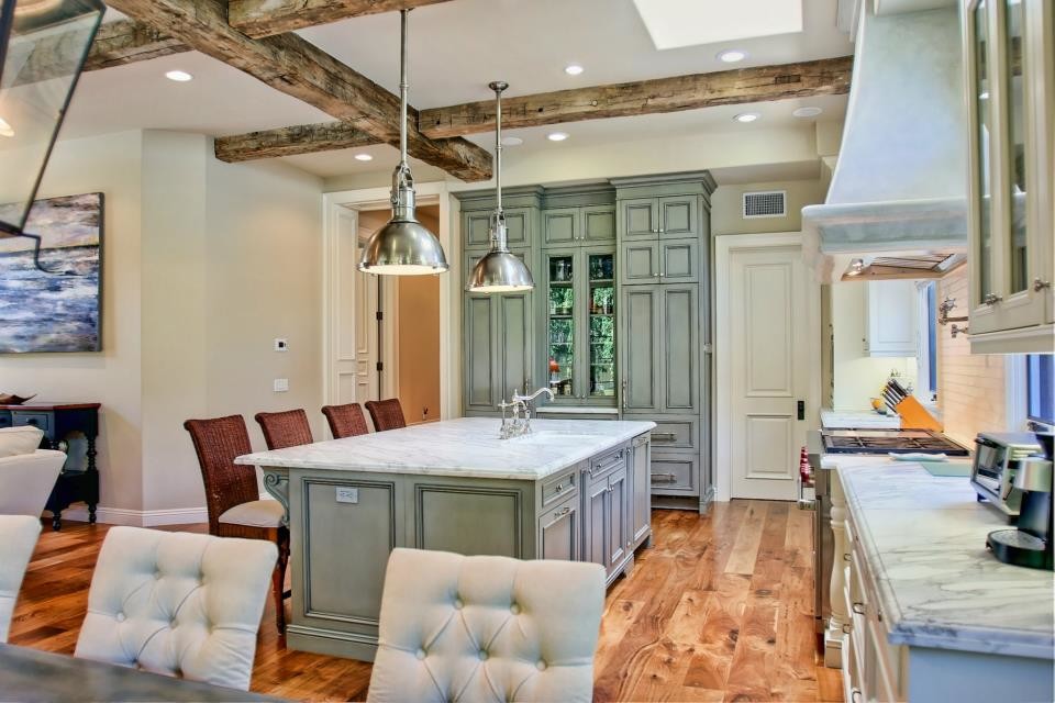 Große Klassische Küche mit Landhausspüle, Marmor-Arbeitsplatte, Küchenrückwand in Weiß, Rückwand aus Steinfliesen, Küchengeräten aus Edelstahl und braunem Holzboden in Los Angeles