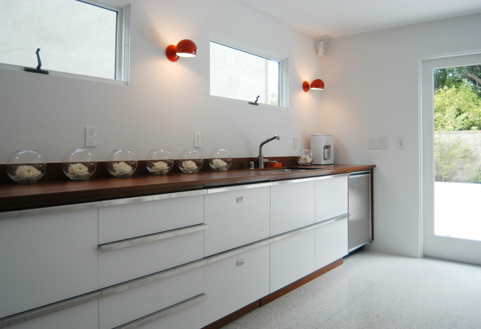 Idee per una cucina moderna con lavello sottopiano, ante lisce e ante bianche