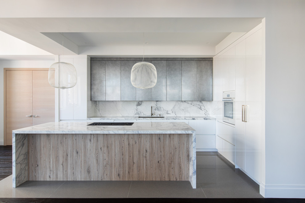 Ispirazione per una cucina design di medie dimensioni con lavello sottopiano, ante lisce, paraspruzzi bianco, pavimento in gres porcellanato, pavimento grigio e top bianco
