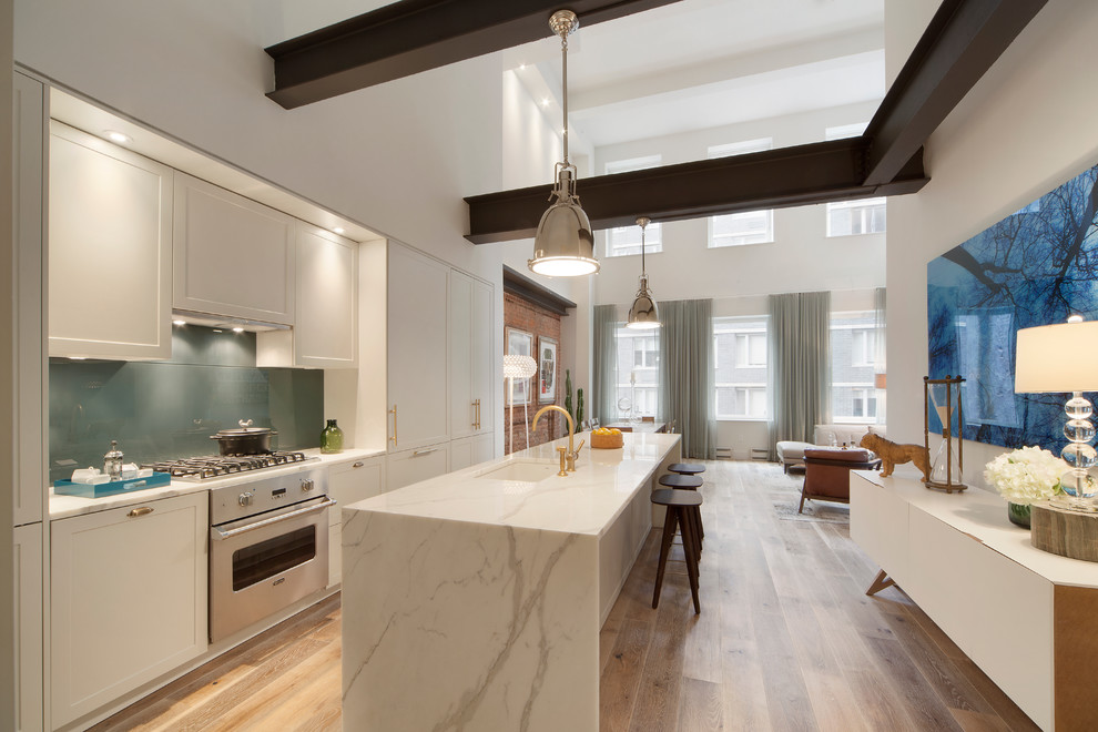 Exempel på ett mellanstort modernt linjärt kök med öppen planlösning, med en enkel diskho, skåp i shakerstil, vita skåp, marmorbänkskiva, grått stänkskydd, glaspanel som stänkskydd, rostfria vitvaror, mellanmörkt trägolv och en köksö