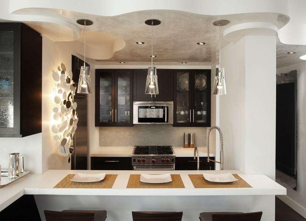 Bild på ett litet funkis kök, med luckor med glaspanel, svarta skåp, rostfria vitvaror, mörkt trägolv, en undermonterad diskho, bänkskiva i koppar, vitt stänkskydd och stänkskydd i stickkakel