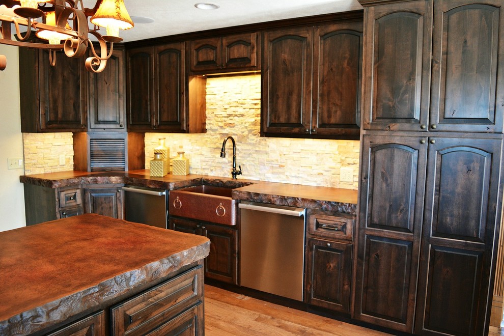 Idéer för ett stort rustikt brun kök, med en rustik diskho, skåp i mörkt trä, bänkskiva i betong, beige stänkskydd, stänkskydd i stenkakel, rostfria vitvaror, mellanmörkt trägolv, flera köksöar, brunt golv och luckor med upphöjd panel