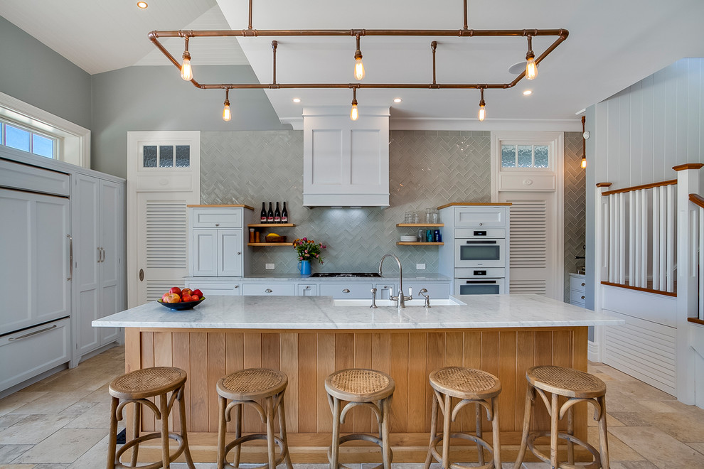 Esempio di una cucina costiera con lavello stile country, ante in stile shaker, ante bianche, paraspruzzi grigio e elettrodomestici bianchi