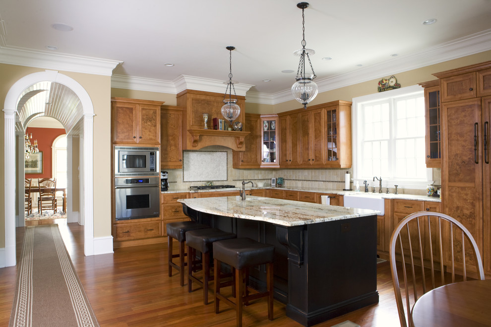 Foto di una cucina a L classica con elettrodomestici da incasso, lavello stile country e ante in legno scuro