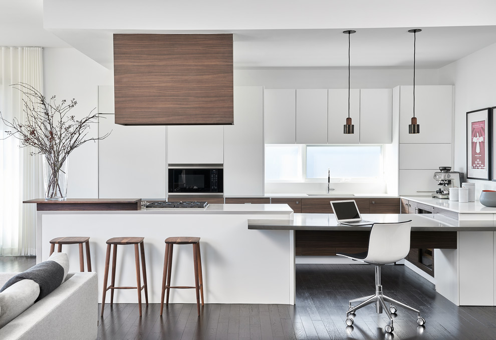 Offene Moderne Küche mit Unterbauwaschbecken, flächenbündigen Schrankfronten, weißen Schränken, dunklem Holzboden, schwarzem Boden und grauer Arbeitsplatte in Toronto