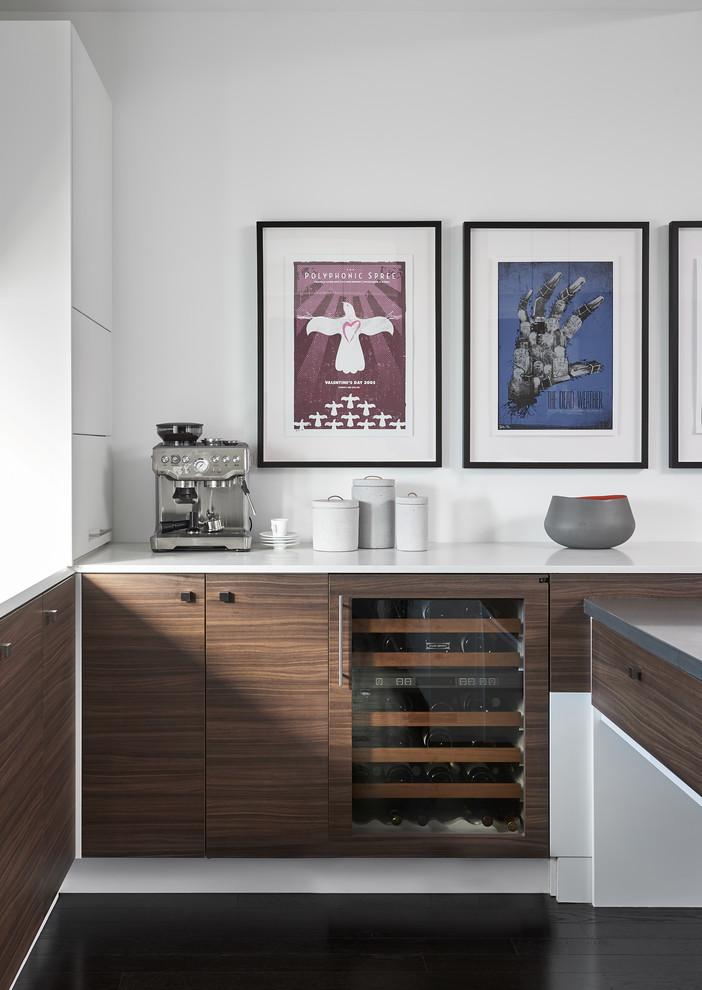 Inspiration pour une cuisine minimaliste en bois foncé avec un placard à porte plane, un sol noir et un plan de travail blanc.