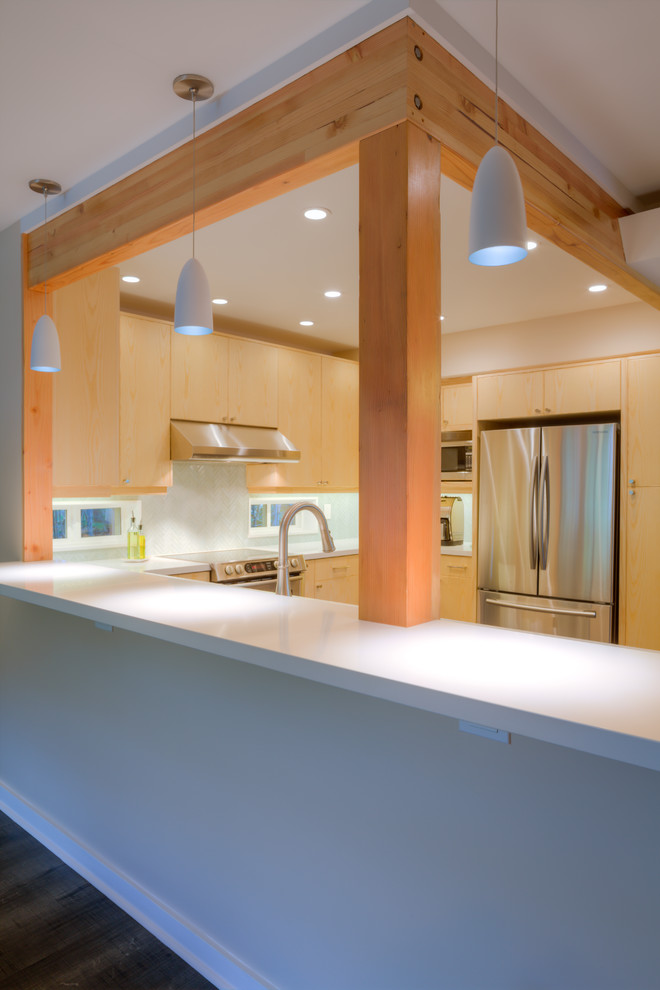 Idéer för att renovera ett mellanstort funkis kök, med en undermonterad diskho, skåp i shakerstil, skåp i ljust trä, bänkskiva i kvarts, blått stänkskydd, stänkskydd i glaskakel, rostfria vitvaror, laminatgolv och grått golv