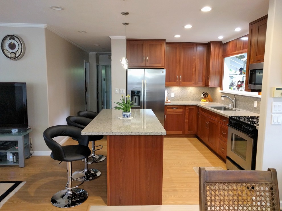 Mid-sized transitional l-shaped eat-in kitchen photo in Hawaii with shaker cabinets and an island