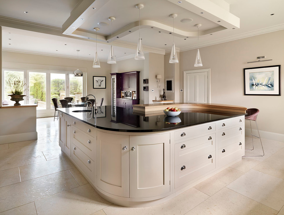 Diseño de cocina comedor contemporánea con armarios estilo shaker, puertas de armario blancas y barras de cocina