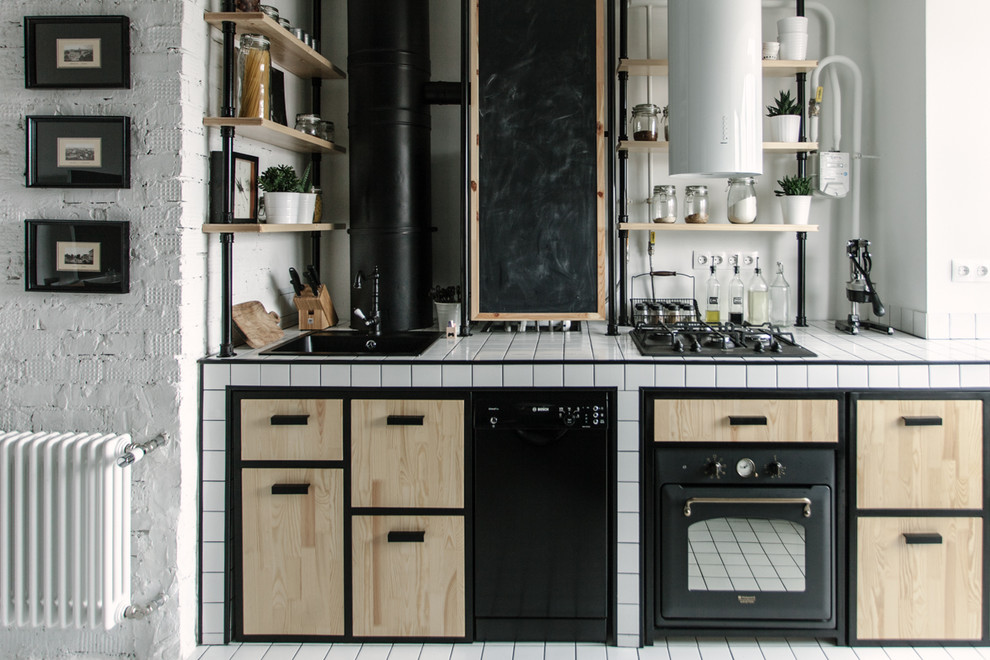 Foto på ett litet industriellt linjärt kök med öppen planlösning, med en undermonterad diskho, kaklad bänkskiva och vitt golv