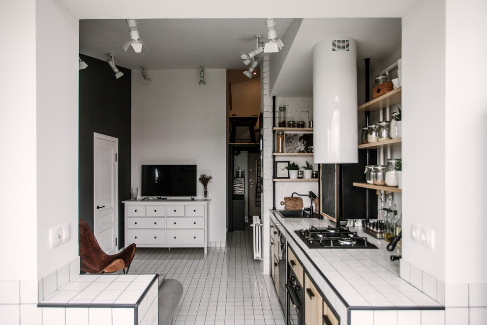 Modelo de cocina lineal urbana pequeña abierta con fregadero bajoencimera, encimera de azulejos y suelo blanco